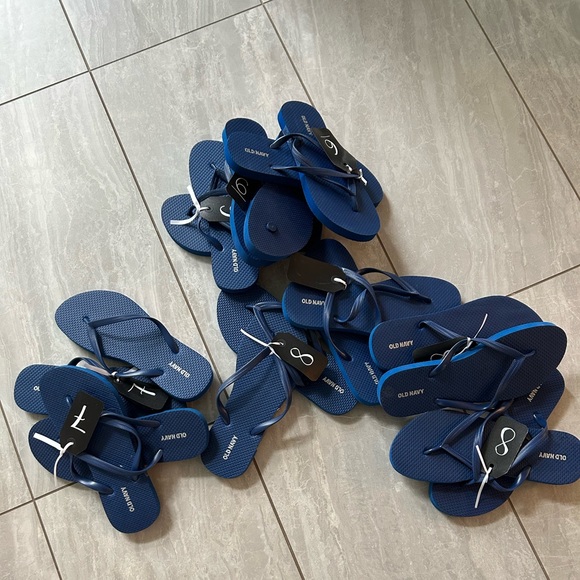 A Box of flip flops - Picture 2 of 4